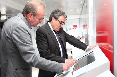 La mostra permet descobrir, de manera interactiva, la història de RNE i les principals característiques de les tècniques radiofòniques..