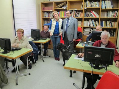 Montse Mínguez i Domingo Garcia, amb els alumnes del Telecentre de Democràcia.