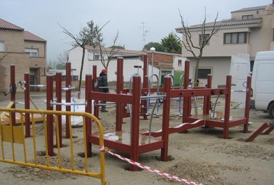 Foto 2. Es tracta d’un circuit d’exercicis per treballar les principals parts del cos i promoure l’activitat física i els hàbits saludables entre la ….