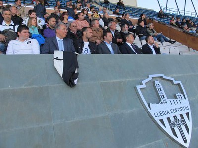 Foto 2. El regidor Txema Alonso ha animat l'equip lleidatà des de la llotja del Camp d'Esports.