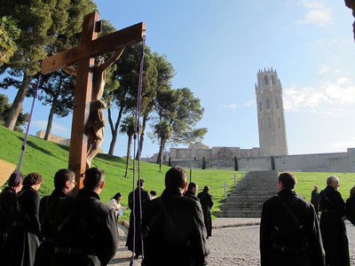Foto 3. A la Seu Vella s'ha fet l'adoració de la Creu.