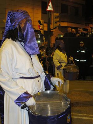 Foto 2. L'alcalde Ros i el bisbe Piris han presidit la solemne processó del Sant Enterrament.