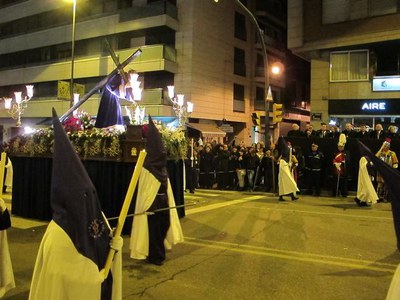 Foto 3. Milers de lleidatans han seguit la solemne processó.