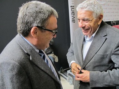 Foto 3. Àngel Ros, saludant el Dr. Estivill.