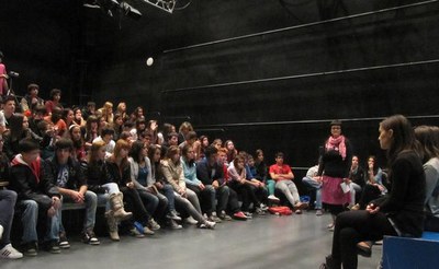 Foto 2. Una vuitantena de nois i noies van assistir a la representació de l'obra.