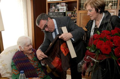 El paer en cap ha lliurat un mocador amb motius de Lleida a l'àvia..