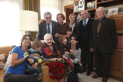 Rosa Miravitlles, amb la seva família i les autoritats que l'han visitat aquesta tarda per celebrar el seu 101 aniversari..