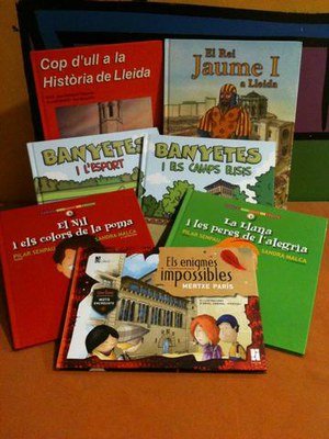 Foto 2. Mertxe París i “Festuk” signaran el llibre infantil “Els enigmes impossibles” a l’estand.