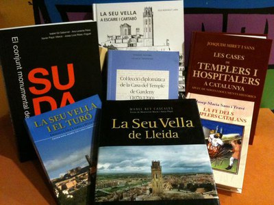 Foto 3. Com cada Sant Jordi, Turisme de Lleida surt al carrer amb una parada de llibres.
