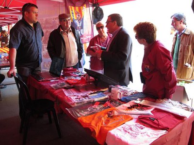 Foto 2. L'alcalde ha saludat els Castellers de Lleida.