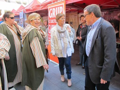 Foto 3. L'alcalde, amb Montse Parra, amb els membres de l'Associació de la Festa de Moros i Cristians.
