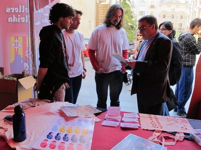 Foto 4. Els integrants del Grup Sardanista Montserrat han mostrat les seves publicacions a l'alcalde.