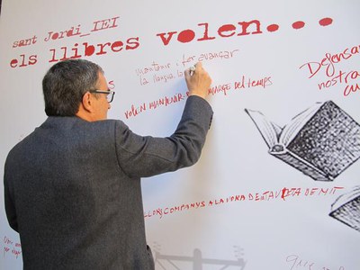 Foto 3. Ros ha deixat la seva reflexió entorn als llibres en el mur gegant instal·lat al pati de l'IEI.