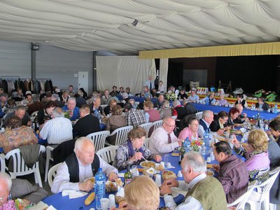 Foto 2. Un centenar de persones han assistit al dinar de germanor al local social de la partida.