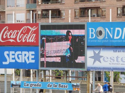 Foto 2. El videomarcador del Camp d’Esports ha projectat el vídeo promocional de la ciutat i la Final a 4 de Futbol Sala, protagonitzat per diversos ….