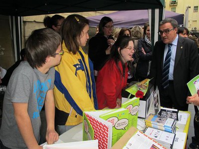 Foto 2. Ros, conversant amb els nois i noies de Down Lleida.