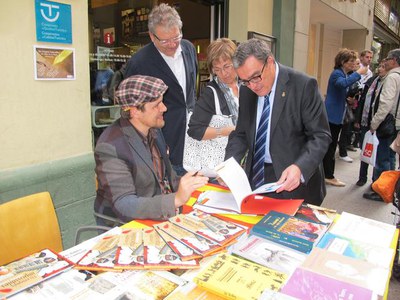 Foto 3. Ros, amb Parra i el regidor Fèlix Larrosa, amb l'il·lustrador Oriol Caminal.