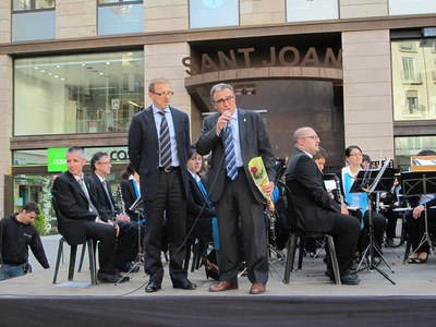Foto 2. El paer en cap ha presidit l'actuació de la Banda Muncipal, organtizat amb motiu de la Diada de Sant Jordi.