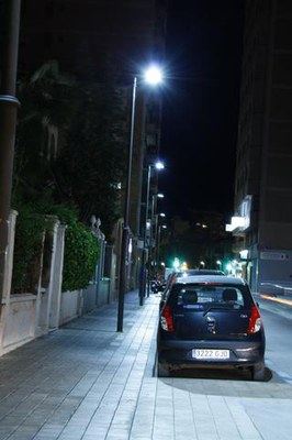 El consum elèctric d’aquest enllumenat és tres vegades menys que el consum elèctric de les làmpades de sodi.