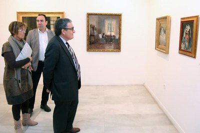 L'alcalde, acompanyat de la tinenta d'alcalde Montse Parra i del director del Museu Morera, ha visitat l'exposició..