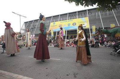 Foto 2. Es elements de Cultura Popular de Lleida, com el Marraco, els Cavallets o els Gegants han ambientat la festa a l'exterior del pavelló.