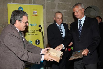 Foto 2. Ros, lliurant l'obsequi a Javier Bordas, director responsable de la secció de futbol sala del FC Barcelona.