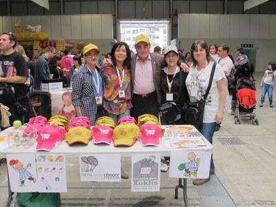 Foto 3. L'alcalde ha saludat els diferents estands, com el d'Afanoc.