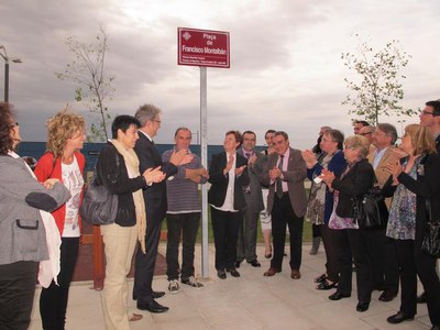 Foto 3. Una àmplia representació de la Corporació Municipal ha assistit a l'acte d'inauguració de la plaça.