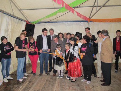 Foto 3. Tallada de la cinta de la carpa dels joves.