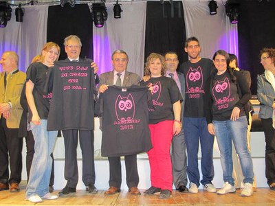 Foto 4. Els joves del barri han obsequiat l'alcalde amb una samarreta.