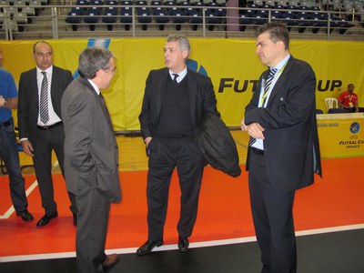 Foto 3. L'alcalde, amb Villar, a la pista del Barris Nord.