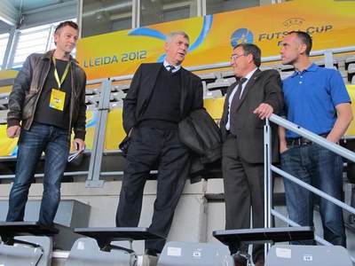 Foto 4. Ros, amb Txema Alonso, mostrant algunes de les adaptacions que s'han fet al pavelló, perquè pugui acollir aquesta final europea.