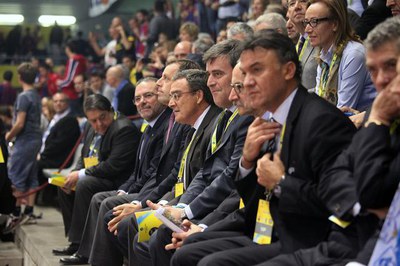 Foto 2. Àngel Ros, amb les autoritats que han presenciat la Final a 4 al Barris Nord.