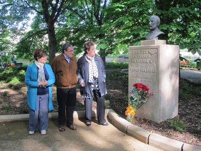 Foto 2. L’alcalde ha participat en la tradicional ofrena floral al monòlit de Pablo Iglesias, fundador del sindicat UGT.