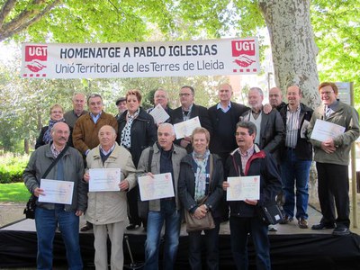 Foto 3. Ros, amb Rosa Palau i tots els homenatjats en l'acte organitzat pel sindicat.