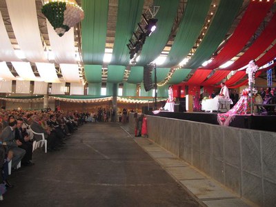 Foto 2. El pavelló dels Camps Elisis ha aplegat més de 3.000 persones a l'eucaristia.