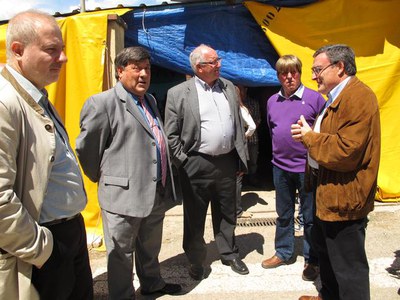 Foto 2. L'alcalde, amb els regidors Josep Barberà, Joan Ramon Zaballos i Pau Pinto, i el president de l'AV, Carles Ballespí.