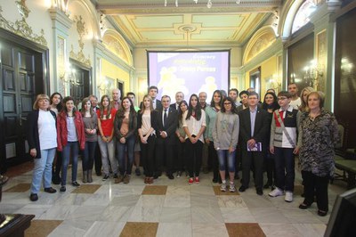 Les guanyadores i els finalistes, amb les autoritats..