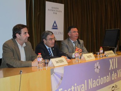 L'alcalde, Àngel Ros, donant la benvinguda als assistents al XIIè Festival Nacional de Videoftalmologia.