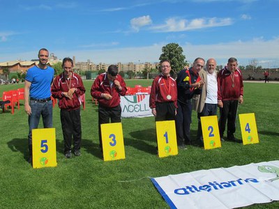 Foto 2. Alonso, amb Pere Pocurull, membre de la junta de l'Acell Lleida i de la comissió delegada Special Olympics, i els guanyadors d'una de les sèr….