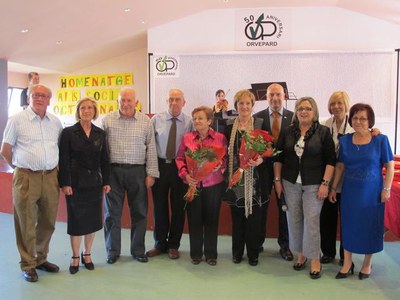 Foto 2. El tinent d'alcalde i la regidora han reconegut la tasca que fan els membres de la Llar de Jubilats.