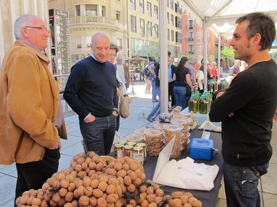 Foto 2. A les parades s'hi poden trobar productes de proximitat i artesanals.