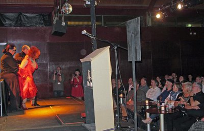 Foto 2. La cloenda, a càrrec d'Ángel Calvente, de la companyia Espejo Negro, s'ha fet al Cafè del Teatre de l'Escorxador.