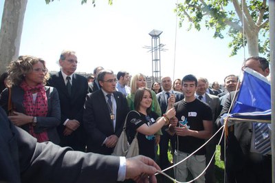 Hissada de la bandera europea davant de la Paeria..