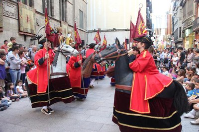Els cavallets també integren la tradicional cercavila de les festes de maig de Lleida..