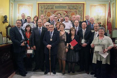 Foto de família de tots i totes els guardonats, amb l'alcalde, la tinenta d'alcalde Montse Parra, i el pregoner, Roberto Fernández..