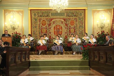 L'alclade ha presidit l'acte solemne del pregó en el decurs del qual s'imposen les bandes a les pubilles, que representen els diferents barris de la ….