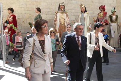 Foto 2. L'alcalde, amb Camps i Parra, entrant a la Catedral, després de l'anada a ofici amb una àmplia representació de la cultura tradicional i popu….