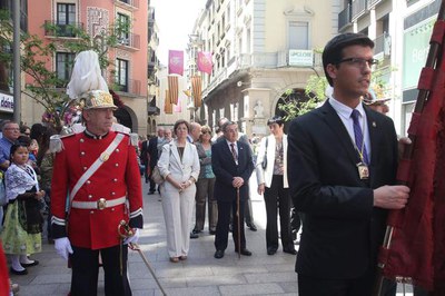 Foto 5. El regidor més jove de la Paeria, Antoni Postius, ha portat el penó durant el seguici.