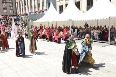 Foto 6.  Les associacions i entitats culturals han fet l'ofrena al patró. A la foto, l'associació de Moros i Crisitans, amb el regidor Oriol Yuguero.